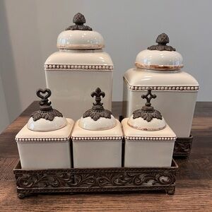 Original Acanthus Leaf Small Cream
Canister w Metal Base - GG Collection